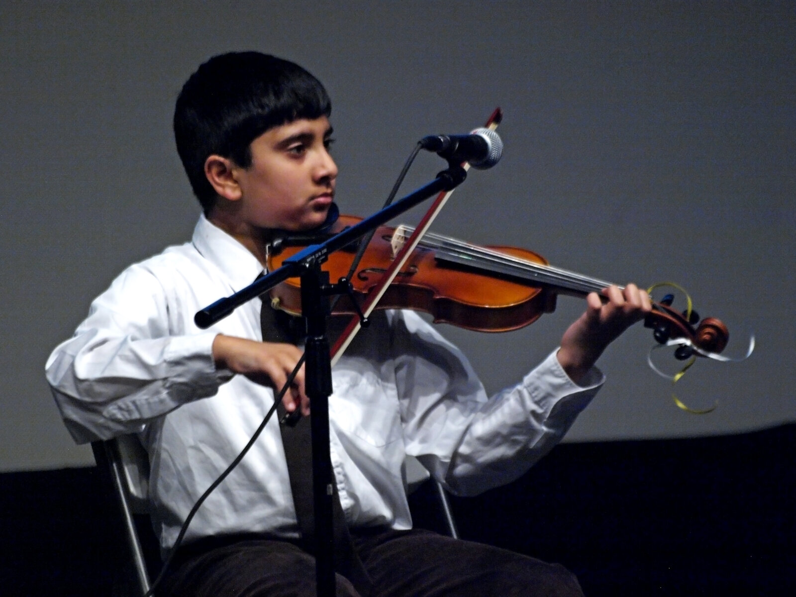 A young boy playing violin