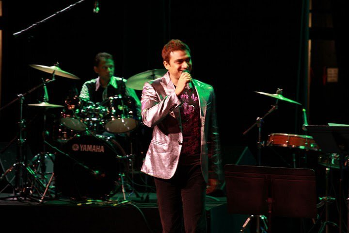 Aavez Darbar performing.