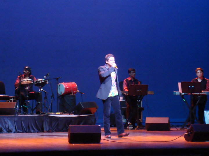 Aavez Darbar performing for a packed house.