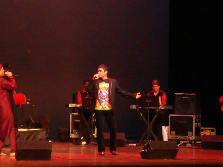 Aavez Darbar mid-song.