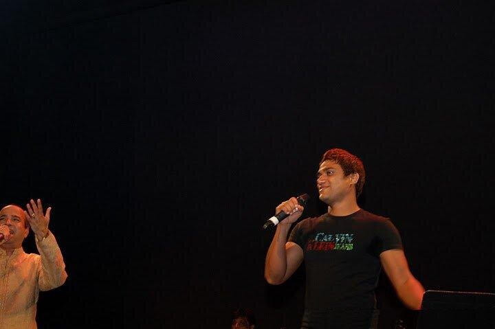 Aavez Darbar performing, with Suresh Wadkar looking on.