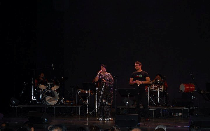 Kavita Krishnamurty and Aavez Darbar singing together.