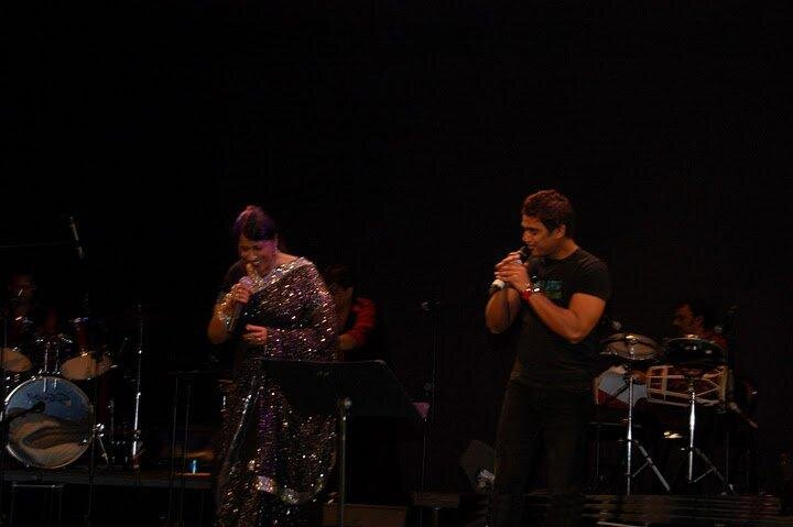 Kavita Krishnamurty and Aavez Darbar mid-song.