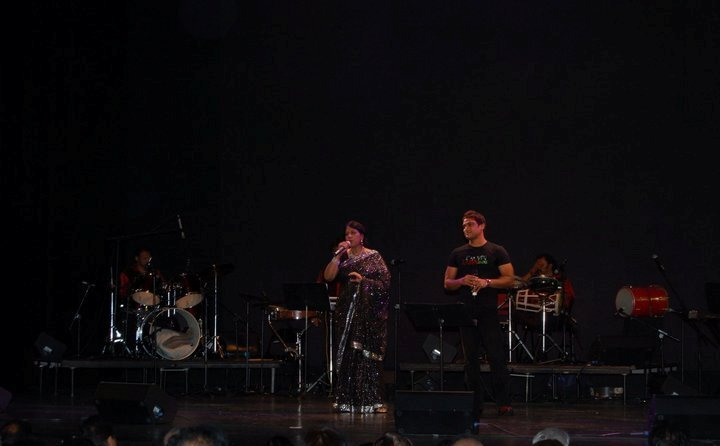 Kavita Krishnamurty and Aavez Darbar performing a duet.