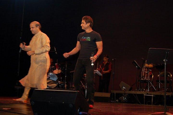 Suresh Wadkar and Aavez Darbar sharing the stage.