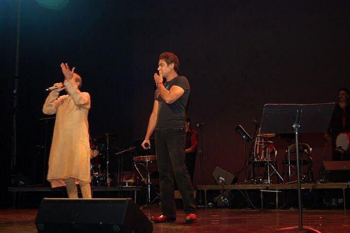 Suresh Wadkar and Aavez Darbar performing together.