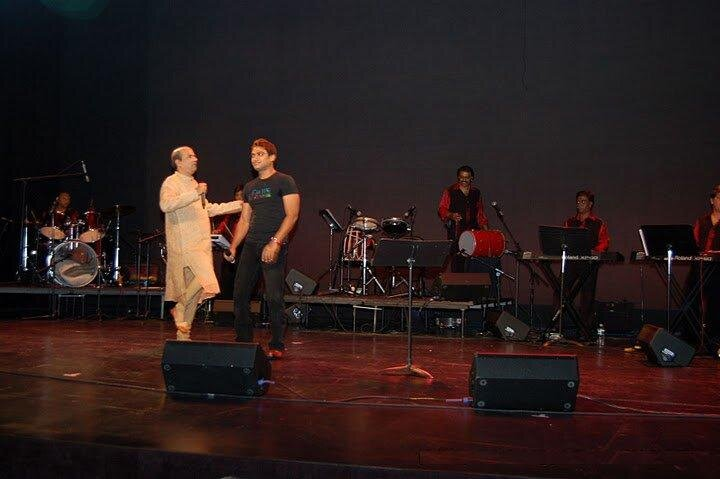 Suresh Wadkar and Aavez Darbar dancing together, backed by the full band.
