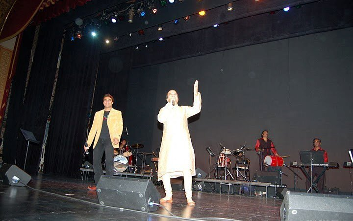 Suresh Wadkar and Aavez Darbar mid-performance.