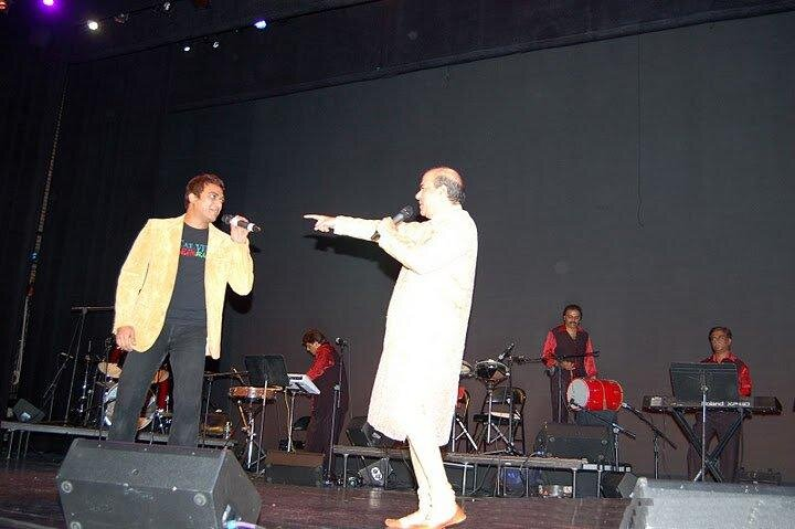 A playful moment between Suresh Wadkar and Aavez Darbar.