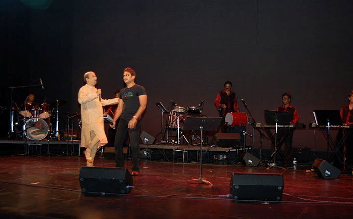 Suresh Wadkar and Aavez Darbar, arm in arm.