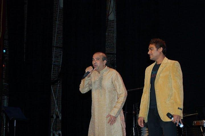 Suresh Wadkar and Aavez Darbar performing together.
