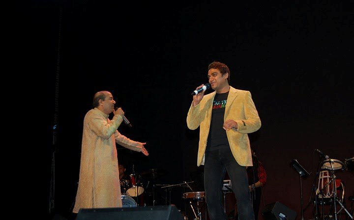 Suresh Wadkar and Aavez Darbar mid-song.