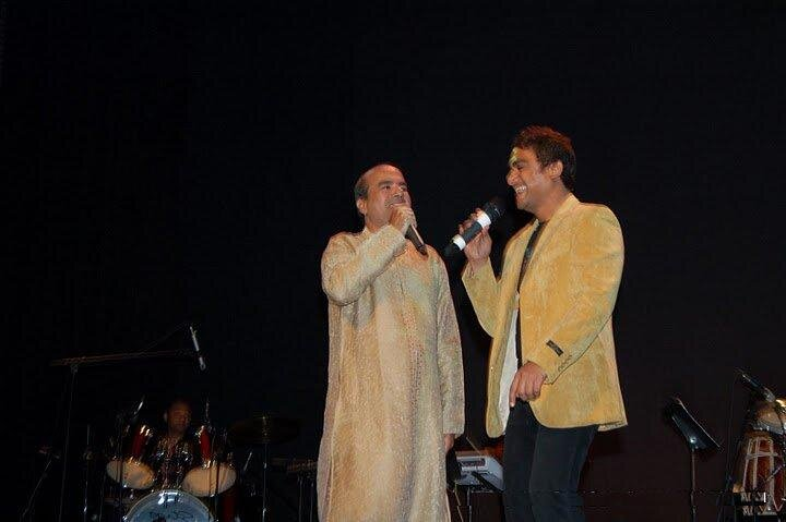 Suresh Wadkar and Aavez Darbar sharing a laugh mid-song.
