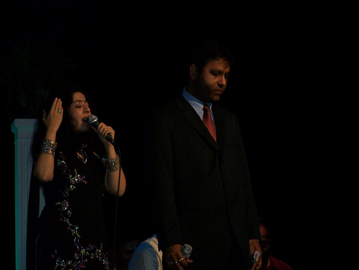 The two singers performing together.