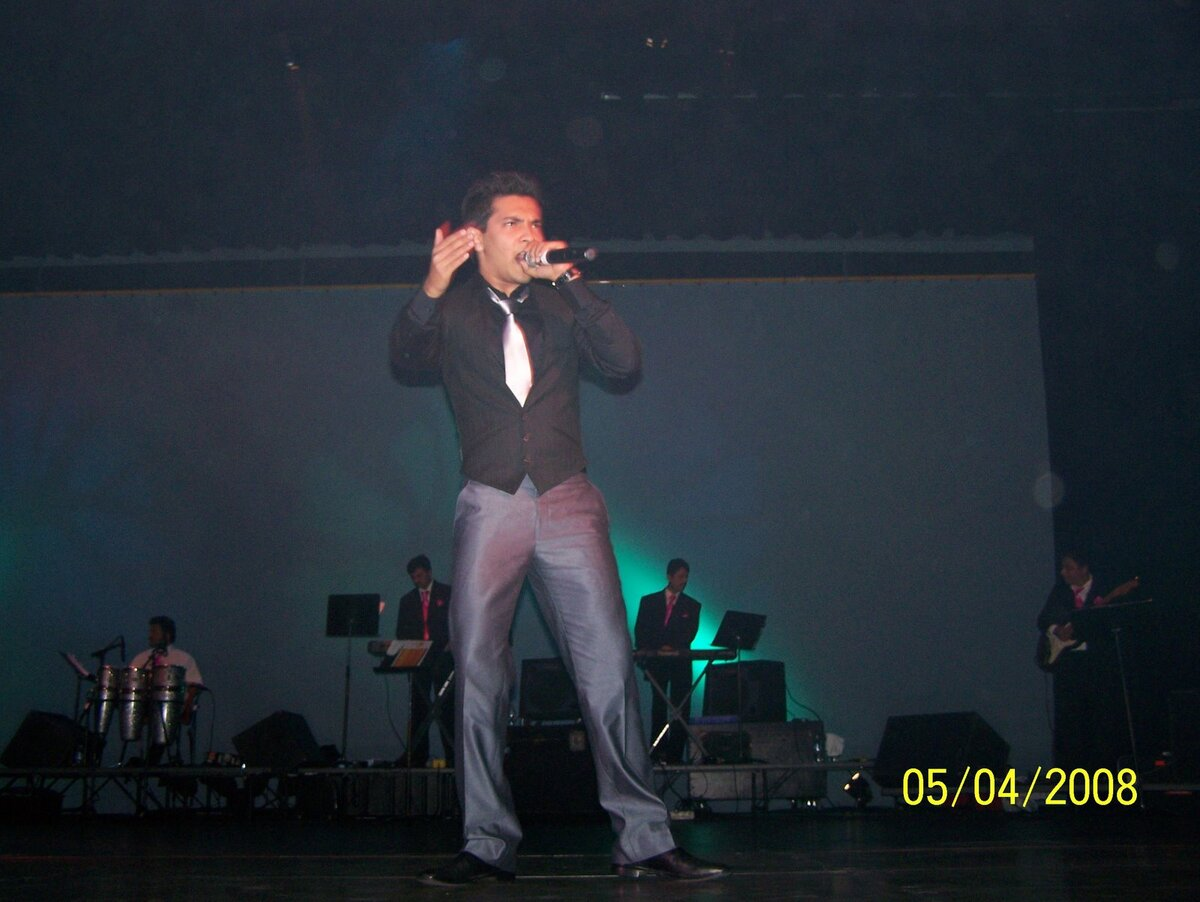 Udit Narayan performing one of his best-known songs.