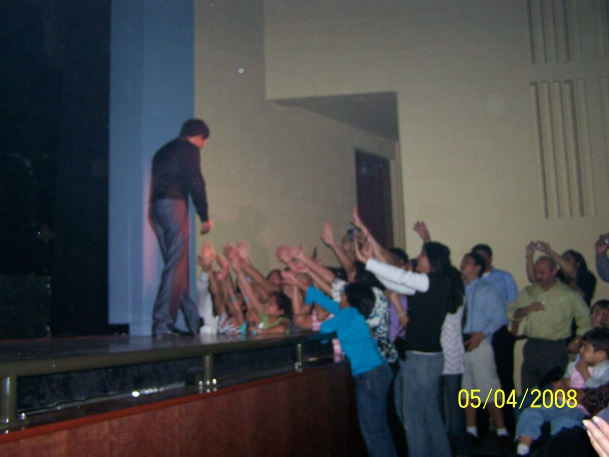 Udit Narayan mid-song.