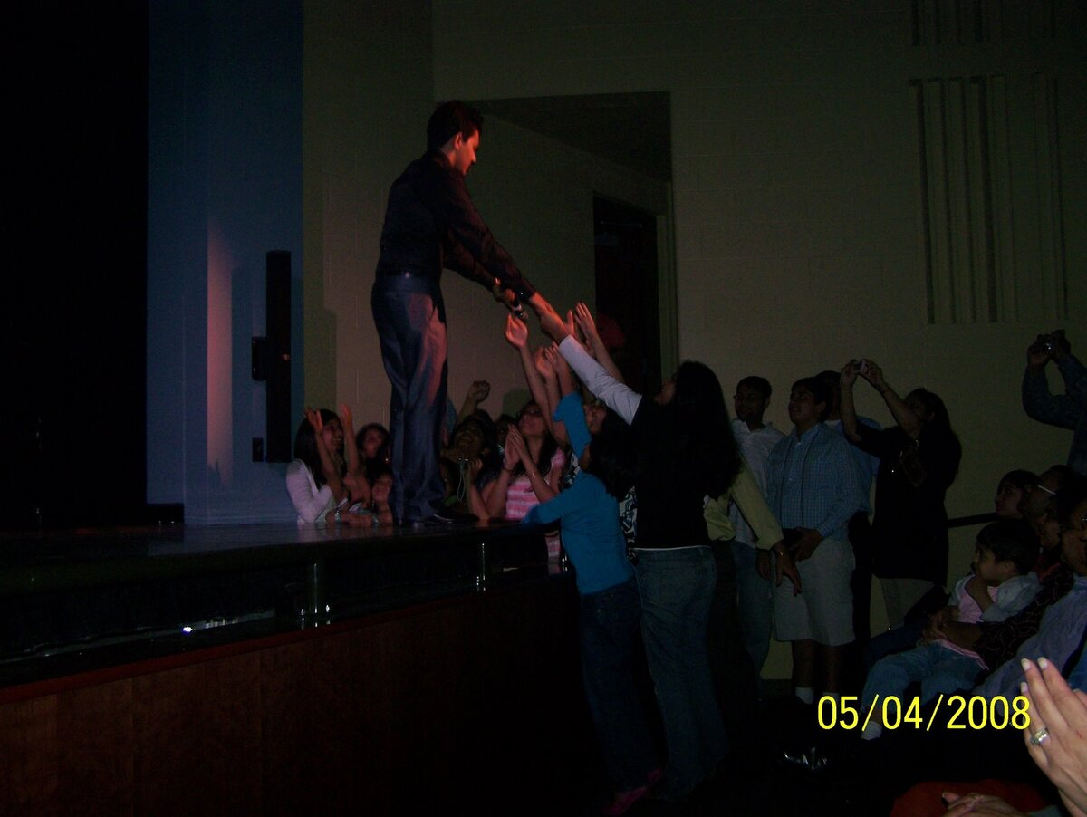 Udit Narayan reaching out to the crowd.