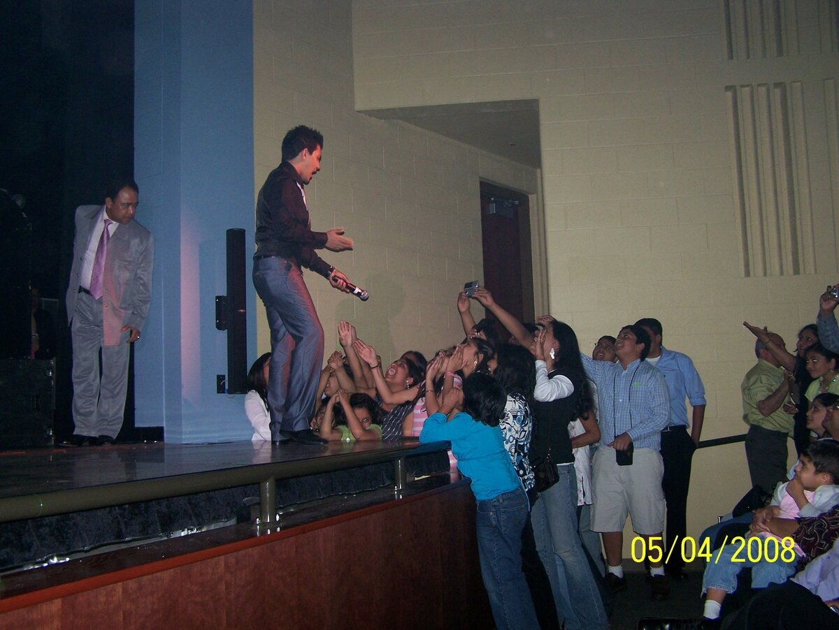 Udit Narayan continuing through his set.