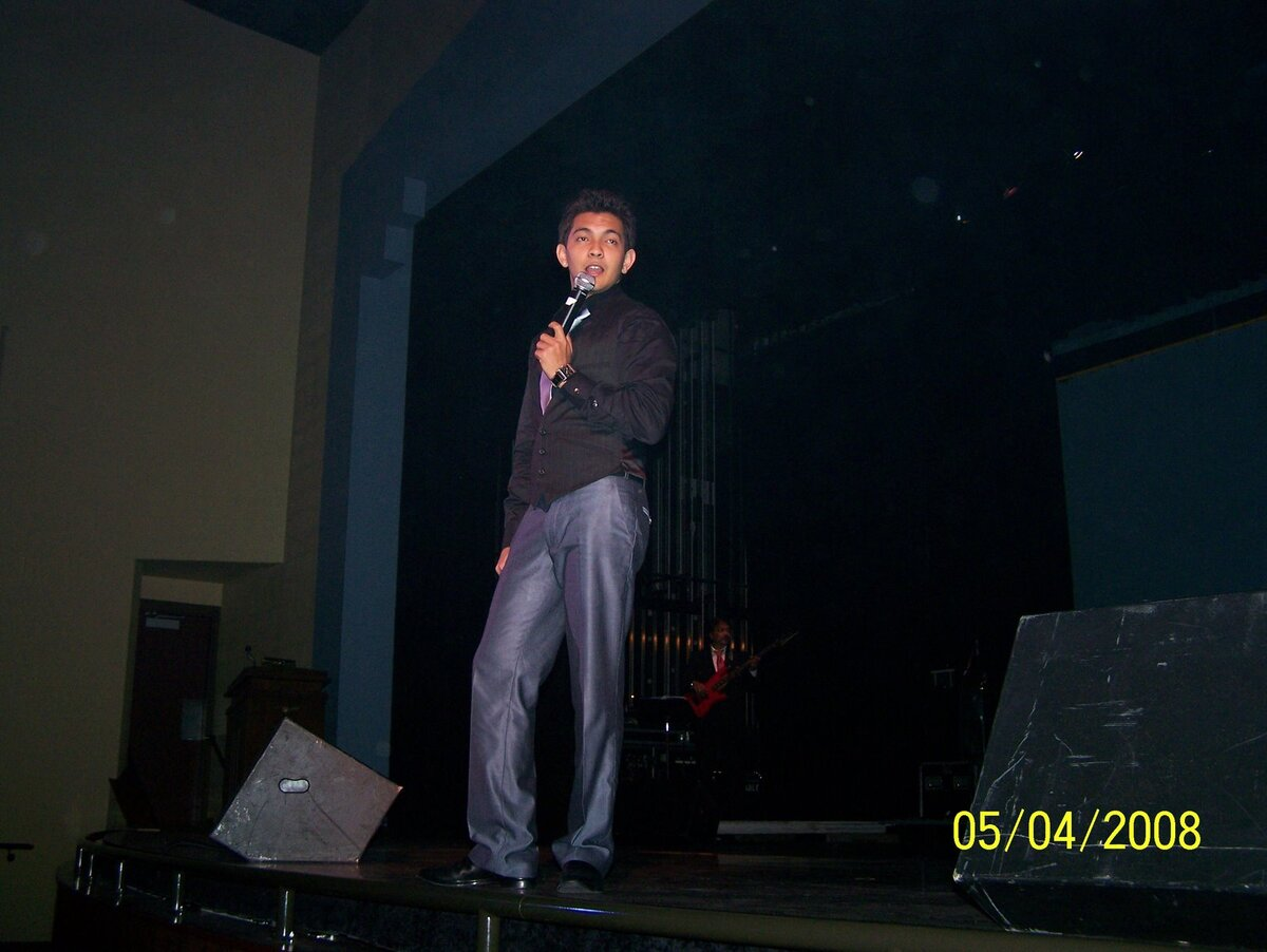 Udit Narayan playing to the audience.