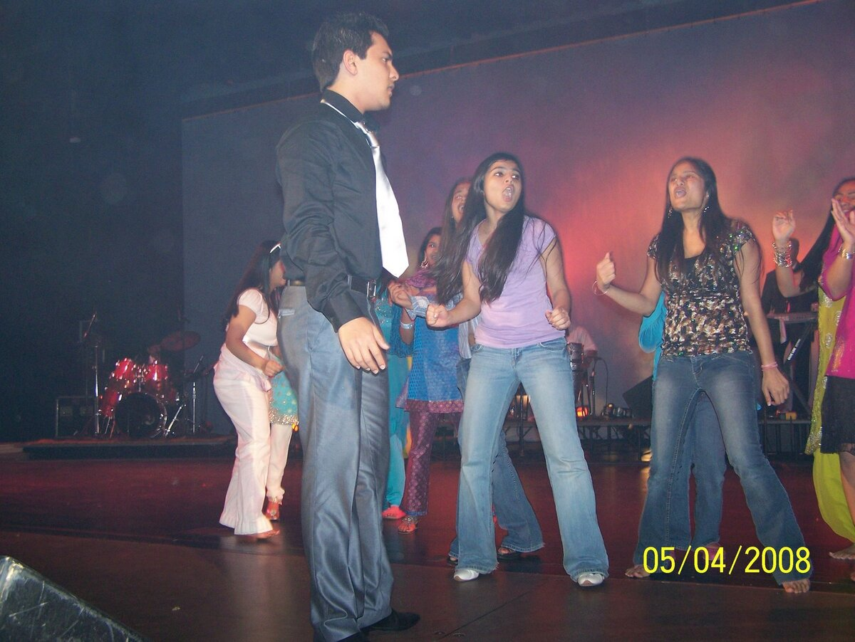 Udit Narayan mid-performance.
