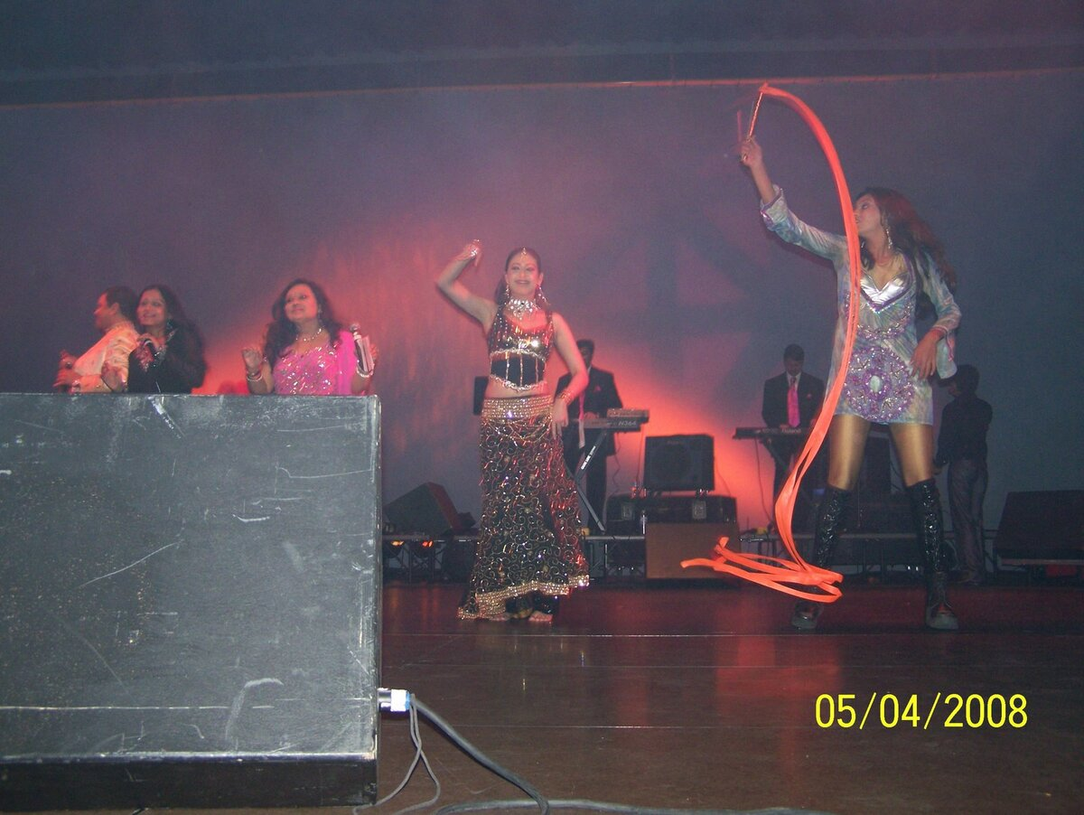 Udit and Aditya Narayan singing a duet.